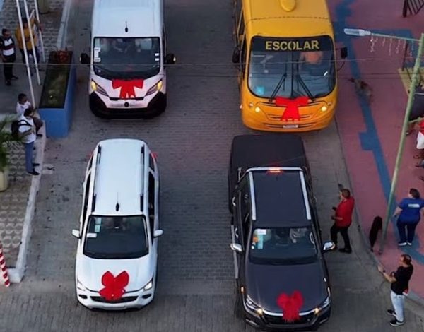 Prefeita Milena Nogueira entrega novos veículos e reforça frota municipal em Monte Horebe mh carros 600x470 - Prefeita Milena Nogueira entrega novos veículos e reforça frota municipal em Monte Horebe