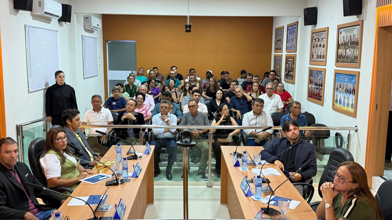 01sd - Câmara Municipal de São Domingos abre trabalhos legislativos de 2026, inaugura plenário reformado e presta homenagem a ex-vereadores