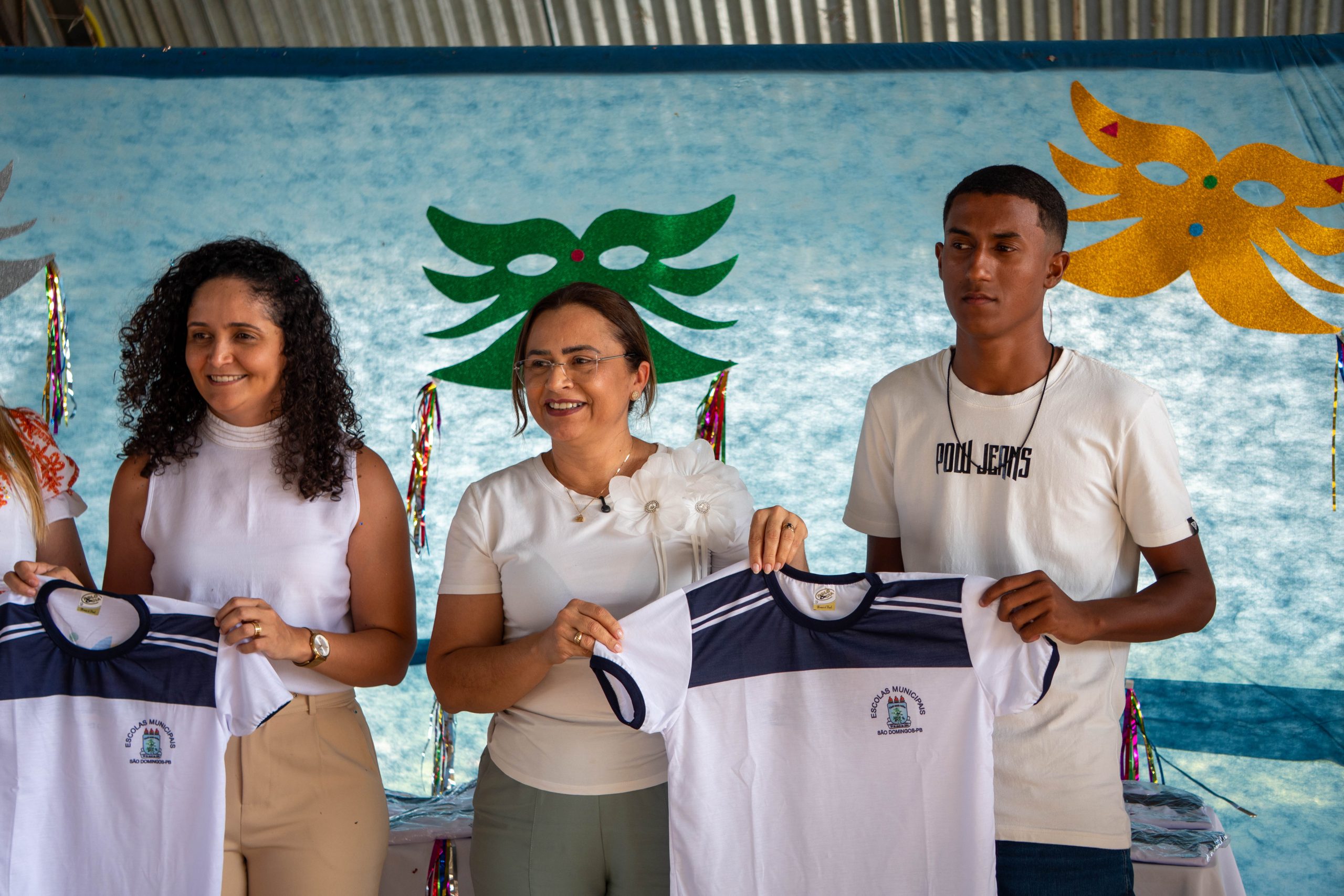 Prefeitura de São Domingos realiza entrega de fardamento e kits escolares para alunos da rede municipal DSC08695 scaled - Prefeitura de São Domingos realiza entrega de fardamento e kits escolares para alunos da rede municipal