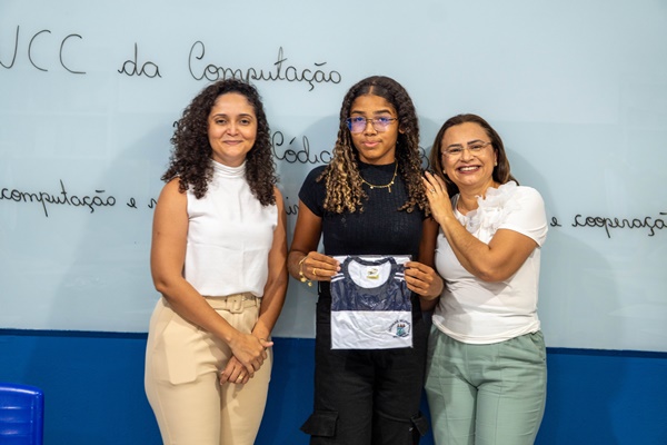 Prefeitura de São Domingos realiza entrega de fardamento e kits escolares para alunos da rede municipal DSC08753 - Prefeitura de São Domingos realiza entrega de fardamento e kits escolares para alunos da rede municipal