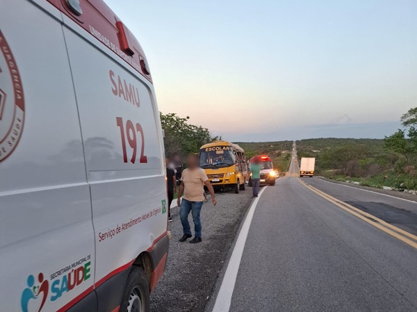 Colisão entre ônibus com universitários e carreta deixa feridos na BR-230 entre Pombal e Aparecida, no Sertão da Paraíba SAMU - Colisão entre ônibus com universitários e carreta deixa feridos na BR-230 entre Pombal e Aparecida, no Sertão da Paraíba