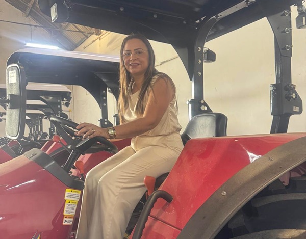 Prefeita Adeilza Soares recebe novo trator para reforçar serviços da Prefeitura de São Domingos SD - Prefeita Adeilza Soares recebe novo trator para reforçar serviços da Prefeitura de São Domingos