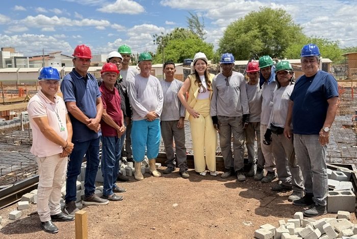 Prefeita interina, Amanda Silveira, visita canteiro de obras de empreendimento habitacional com 256 apartamentos amanda 700x470 - Prefeita interina, Amanda Silveira, visita canteiro de obras de empreendimento habitacional com 256 apartamentos
