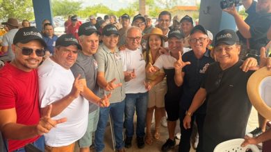 Prefeito Luiz Claudino e a pré-candidata Larúcia Sá recebem Cícero Lucena com festa em São João do Rio do Peixe cicero1 390x220 - Prefeito Luiz Claudino e a pré-candidata Larúcia Sá recebem Cícero Lucena com festa em São João do Rio do Peixe