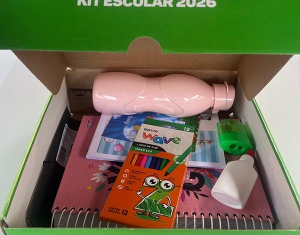 Entrega de kit escolar e acolhida aos alunos marcam início do ano letivo de 2026 em Bom Jesus kit 600x470 - Entrega de kit escolar e acolhida aos alunos marcam início do ano letivo de 2026 em Bom Jesus