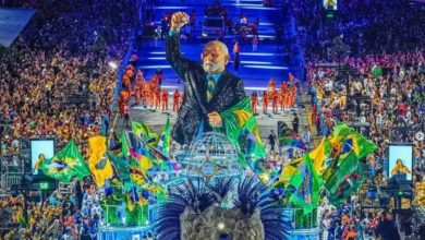 FALHOU: Acadêmicos de Niterói é rebaixada no carnaval do Rio após desfile em homenagem a Lula lula 390x220 - FALHOU: Acadêmicos de Niterói é rebaixada no carnaval do Rio após desfile em homenagem a Lula