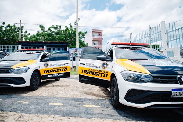 Prefeito de Patos realiza entrega de novas viaturas e fardamentos para agentes de trânsito da STTRANS carrospatos - Prefeito de Patos realiza entrega de novas viaturas e fardamentos para agentes de trânsito da STTRANS