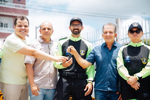 Prefeito de Patos realiza entrega de novas viaturas e fardamentos para agentes de trânsito da STTRANS carrospatos2 - Prefeito de Patos realiza entrega de novas viaturas e fardamentos para agentes de trânsito da STTRANS