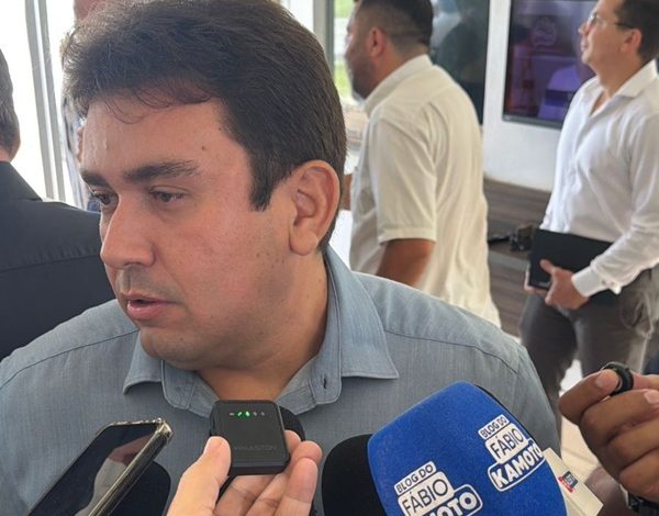 Prefeito Hélder Carvalho confirma mudanças no secretariado e promete “chacoalhar” gestão em Sousa helder1 600x470 - Prefeito Hélder Carvalho confirma mudanças no secretariado e promete “chacoalhar” gestão em Sousa
