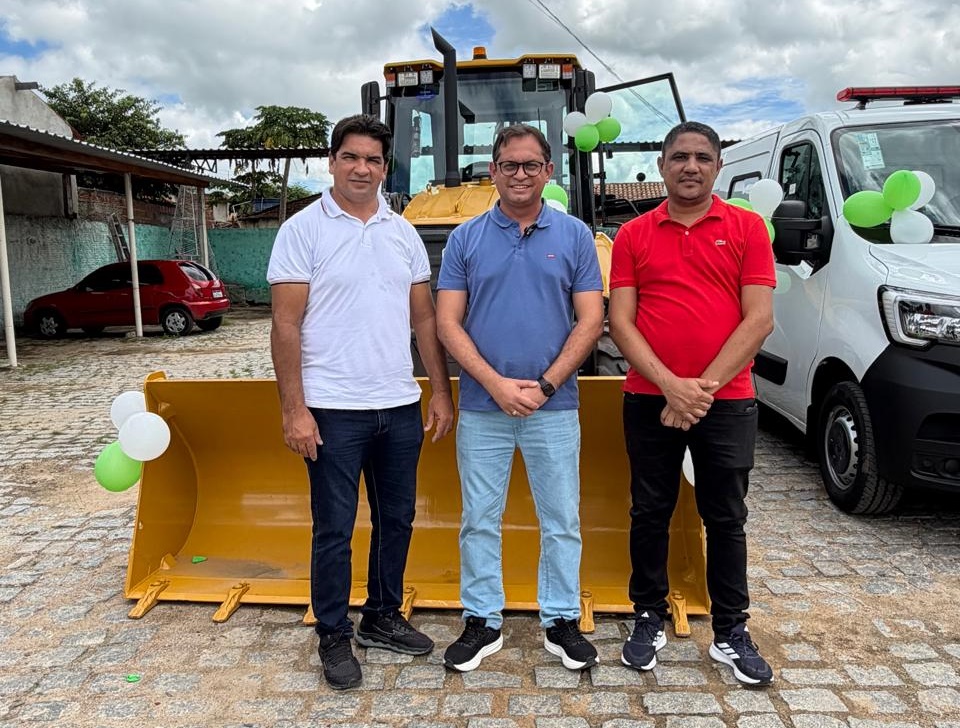 Prefeito Dr. Ronaldo Gonçalves entrega ambulância e retroescavadeira e celebra novos avanços em Lastro lastro002 1 - Prefeito Dr. Ronaldo Gonçalves entrega ambulância e retroescavadeira e celebra novos avanços em Lastro