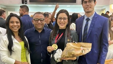 Prefeita de Monte Horebe, Milena Nogueira recebe Medalha Epitácio Pessoa em homenagem às mulheres gestoras da Paraíba milena 390x220 - Prefeita de Monte Horebe, Milena Nogueira recebe Medalha Epitácio Pessoa em homenagem às mulheres gestoras da Paraíba