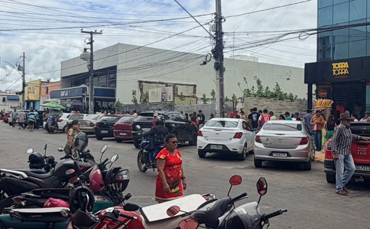 Fila chama atenção em Sousa durante saque dos R$ 200 do Pé-de-Meia do Governo Federal ss 7 - Fila chama atenção em Sousa durante saque dos R$ 200 do Pé-de-Meia do Governo Federal