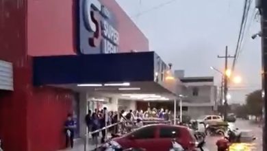 Alagamento após forte chuva deixa clientes ilhados na entrada de supermercado em Sousa 001 390x220 - Alagamento após forte chuva deixa clientes ilhados na entrada de supermercado em Sousa