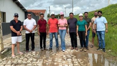 Em Bom Jesus: Prefeita Denise Bayma vistoria área com alagamento e determina estudos para solução em trecho da Rua da Escadaria 1BJ 390x220 - Em Bom Jesus: Prefeita Denise Bayma vistoria área com alagamento e determina estudos para solução em trecho da Rua da Escadaria