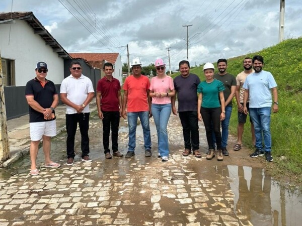 Em Bom Jesus: Prefeita Denise Bayma vistoria área com alagamento e determina estudos para solução em trecho da Rua da Escadaria 1BJ - Em Bom Jesus: Prefeita Denise Bayma vistoria área com alagamento e determina estudos para solução em trecho da Rua da Escadaria