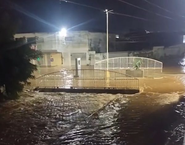 Chuva de 140 mm provoca transbordamento de canal e alaga casas, Fórum e Hospital Regional em Sousa ss01 600x470 - Chuva de 140 mm provoca transbordamento de canal e alaga casas, Fórum e Hospital Regional em Sousa