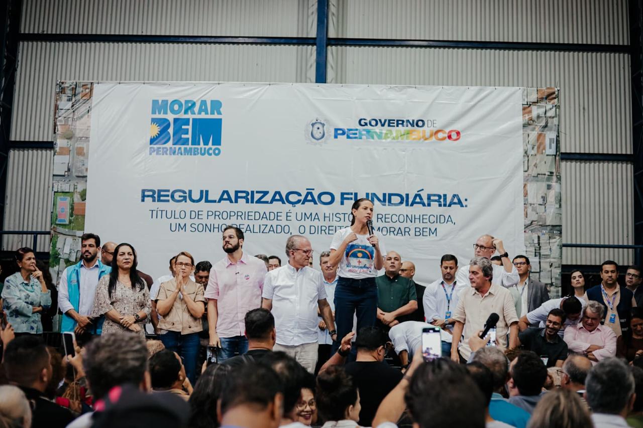 Em Belo Jardim: Ao lado do prefeito Gilvandro Estrela, governadora Raquel Lyra entrega novo Terminal Rodoviário e títulos de propriedade Janaina Pepeu Secom12 - Em Belo Jardim: Ao lado do prefeito Gilvandro Estrela, governadora Raquel Lyra entrega novo Terminal Rodoviário e títulos de propriedade
