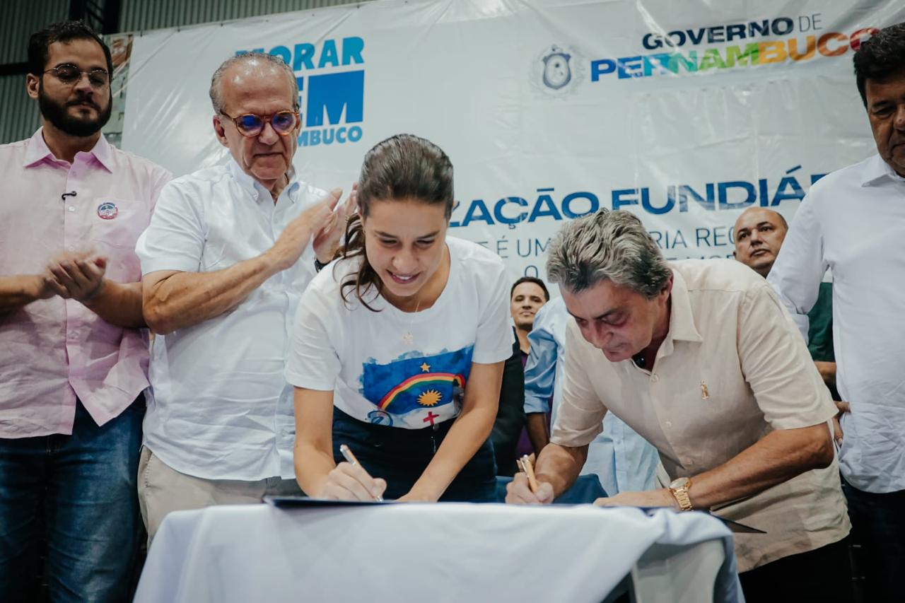 Em Belo Jardim: Ao lado do prefeito Gilvandro Estrela, governadora Raquel Lyra entrega novo Terminal Rodoviário e títulos de propriedade Janaina Pepeu Secom6 - Em Belo Jardim: Ao lado do prefeito Gilvandro Estrela, governadora Raquel Lyra entrega novo Terminal Rodoviário e títulos de propriedade