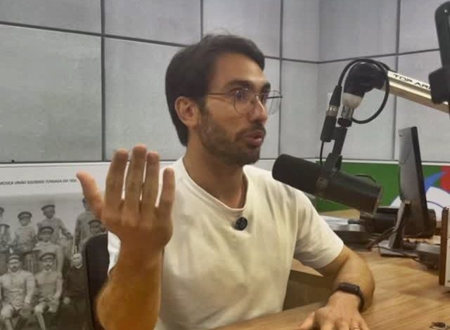 Durante entrevista, pré-candidato a deputado Lafayette Gadelha critica políticos de passagem por Sousa: “Vêm num dia e vão embora no outro” LAFA001 640x470 - Durante entrevista, pré-candidato a deputado Lafayette Gadelha critica políticos de passagem por Sousa: “Vêm num dia e vão embora no outro”