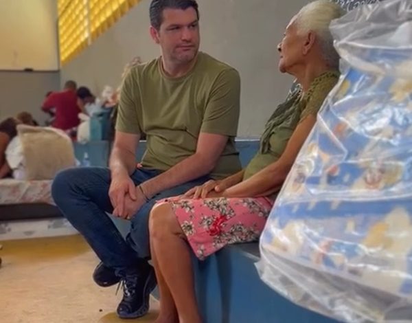 Prefeito Leo Bezerra reforça apoio às famílias afetadas pelas chuvas em João Pessoa LEOPREFEITO1 600x470 - Prefeito Leo Bezerra reforça apoio às famílias afetadas pelas chuvas em João Pessoa