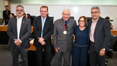 Assembleia Legislativa da Paraíba entrega Medalha Epitácio Pessoa ao ex-prefeito de Cajazeiras Vituriano de Abreu por iniciativa do deputado Chico Mendes chicoalpb 1 390x220 - Assembleia Legislativa da Paraíba entrega Medalha Epitácio Pessoa ao ex-prefeito de Cajazeiras Vituriano de Abreu por iniciativa do deputado Chico Mendes