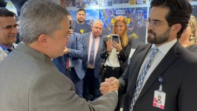 "Cercado de prefeitos, Efraim recebe notícia do título de 'Melhor senador da atual Legislatura no Congresso Nacional' ” efraimpremio 390x220 - "Cercado de prefeitos, Efraim recebe notícia do título de 'Melhor senador da atual Legislatura no Congresso Nacional' ”