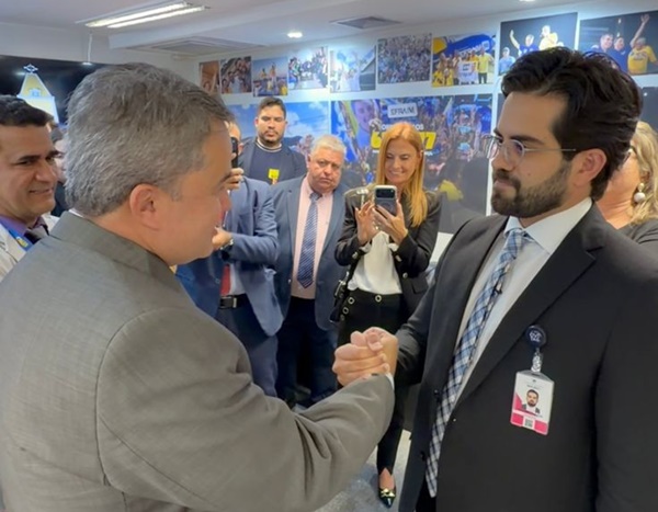 "Cercado de prefeitos, Efraim recebe notícia do título de 'Melhor senador da atual Legislatura no Congresso Nacional' ” efraimpremio - "Cercado de prefeitos, Efraim recebe notícia do título de 'Melhor senador da atual Legislatura no Congresso Nacional' ”