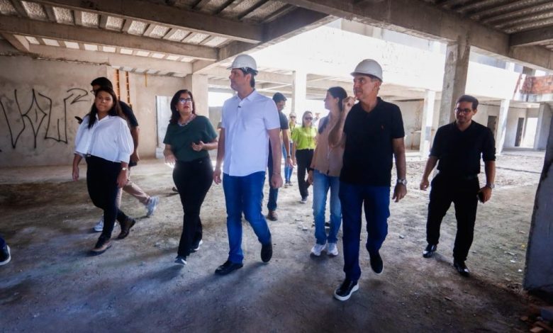 Prefeito Leo Bezerra celebra retomada de obras de escola em Gramame e acompanha conclusão de obra na ladeira do Timbó, com serviço da Seinfra leo 780x470 - Prefeito Leo Bezerra celebra retomada de obras de escola em Gramame e acompanha conclusão de obra na ladeira do Timbó, com serviço da Seinfra