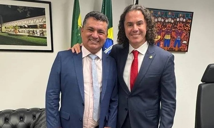 Senador Veneziano viabiliza micro-ônibus para reforçar a saúde em São João do Rio do Peixe; prefeito Luiz Claudino agradece luizc - Senador Veneziano viabiliza micro-ônibus para reforçar a saúde em São João do Rio do Peixe; prefeito Luiz Claudino agradece