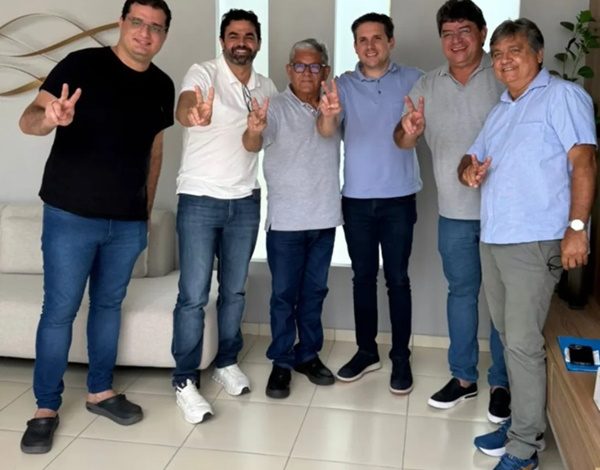 Em Pombal : Dr. Verissinho, Silvanio do Ó e Ailton Melo oficializam apoio à pré-candidatura de Dr. Jarques para deputado estadual p 600x470 - Em Pombal : Dr. Verissinho, Silvanio do Ó e Ailton Melo oficializam apoio à pré-candidatura de Dr. Jarques para deputado estadual