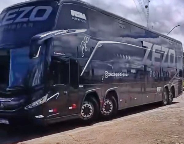 Ônibus do cantor Zezo colide com cavalo na BR-230, próximo a Pombal zezo1 600x470 - Ônibus do cantor Zezo colide com cavalo na BR-230, próximo a Pombal
