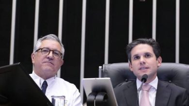 Parceria entre Hugo Motta e Governo Federal garante ambulâncias, unidades odontológicas móveis e equipamentos para 15 municípios paraibanos; CONFIRA LISTA HUGOEMINISTRO 390x220 - Parceria entre Hugo Motta e Governo Federal garante ambulâncias, unidades odontológicas móveis e equipamentos para 15 municípios paraibanos; CONFIRA LISTA