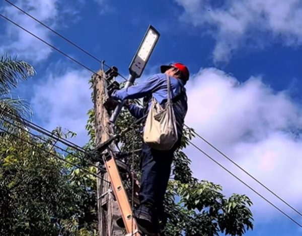 Prefeitura de Cachoeira dos Índios amplia modernização da iluminação pública com instalação de luminárias em LED LUZCACHOEIRA 600x470 - Prefeitura de Cachoeira dos Índios amplia modernização da iluminação pública com instalação de luminárias em LED