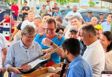 00sf 220x150 - Prefeito Geroncio Junior reúne lideranças e reafirma apoio a João Azevêdo ao Senado e presenteia pré-candidato com guitarra durante visita a São Francisco