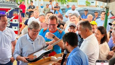 Prefeito Geroncio Junior reúne lideranças e reafirma apoio a João Azevêdo ao Senado e presenteia pré-candidato com guitarra durante visita a São Francisco 00sf 390x220 - Prefeito Geroncio Junior reúne lideranças e reafirma apoio a João Azevêdo ao Senado e presenteia pré-candidato com guitarra durante visita a São Francisco