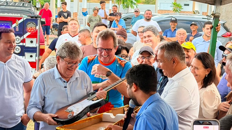 Prefeito Geroncio Junior reúne lideranças e reafirma apoio a João Azevêdo ao Senado e presenteia pré-candidato com guitarra durante visita a São Francisco 00sf - Prefeito Geroncio Junior reúne lideranças e reafirma apoio a João Azevêdo ao Senado e presenteia pré-candidato com guitarra durante visita a São Francisco
