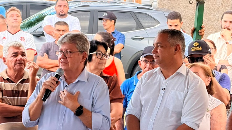 Prefeito Geroncio Junior reúne lideranças e reafirma apoio a João Azevêdo ao Senado e presenteia pré-candidato com guitarra durante visita a São Francisco 01sf - Prefeito Geroncio Junior reúne lideranças e reafirma apoio a João Azevêdo ao Senado e presenteia pré-candidato com guitarra durante visita a São Francisco
