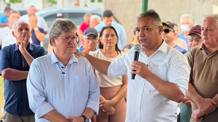 Prefeito Geroncio Junior reúne lideranças e reafirma apoio a João Azevêdo ao Senado e presenteia pré-candidato com guitarra durante visita a São Francisco 02sf - Prefeito Geroncio Junior reúne lideranças e reafirma apoio a João Azevêdo ao Senado e presenteia pré-candidato com guitarra durante visita a São Francisco