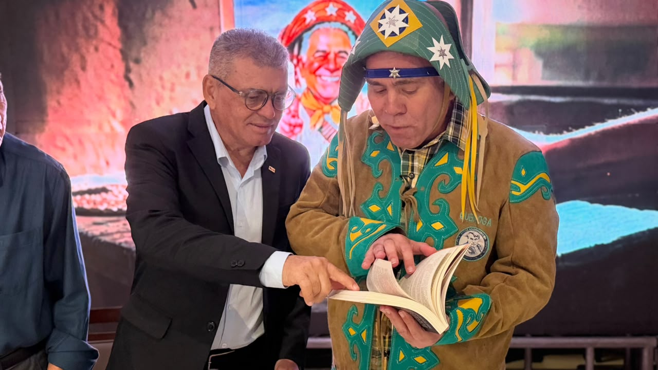 Pré-candidato ao Senado, Marcelo Queiroga lança livro sobre sua trajetória pessoal e política durante evento em Sousa e reúne apoiadores 03 - Pré-candidato ao Senado, Marcelo Queiroga lança livro sobre sua trajetória pessoal e política durante evento em Sousa e reúne apoiadores
