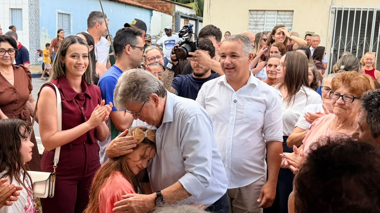 Prefeito Geroncio Junior reúne lideranças e reafirma apoio a João Azevêdo ao Senado e presenteia pré-candidato com guitarra durante visita a São Francisco 03sf - Prefeito Geroncio Junior reúne lideranças e reafirma apoio a João Azevêdo ao Senado e presenteia pré-candidato com guitarra durante visita a São Francisco