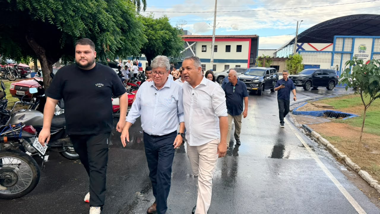 Prefeito Geroncio Junior reúne lideranças e reafirma apoio a João Azevêdo ao Senado e presenteia pré-candidato com guitarra durante visita a São Francisco 04sf - Prefeito Geroncio Junior reúne lideranças e reafirma apoio a João Azevêdo ao Senado e presenteia pré-candidato com guitarra durante visita a São Francisco