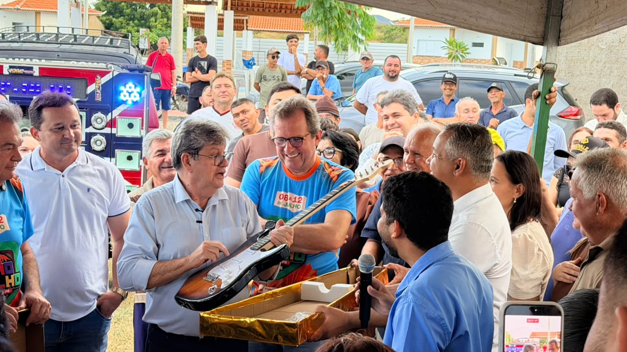 Prefeito Geroncio Junior reúne lideranças e reafirma apoio a João Azevêdo ao Senado e presenteia pré-candidato com guitarra durante visita a São Francisco 10sf - Prefeito Geroncio Junior reúne lideranças e reafirma apoio a João Azevêdo ao Senado e presenteia pré-candidato com guitarra durante visita a São Francisco