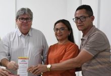 joaoeadeilza 220x150 - Prefeita Adeilza Soares recebe João Azevêdo em São Domingos para reafirmar apoio político