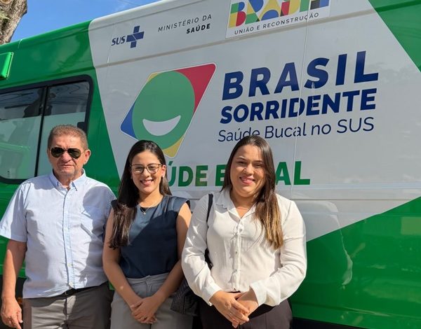 Prefeita Milena Nogueira recebe unidade móvel odontológica para ampliar atendimento em Monte Horebe milena005 600x470 - Prefeita Milena Nogueira recebe unidade móvel odontológica para ampliar atendimento em Monte Horebe