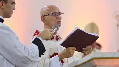 Padre Emérito José Mangueira celebra 92 anos de aniversário e recebe homenagens da Matriz de Sant’Ana e da Diocese de Cajazeiras padre 390x220 - Padre Emérito José Mangueira celebra 92 anos de aniversário e recebe homenagens da Matriz de Sant’Ana e da Diocese de Cajazeiras