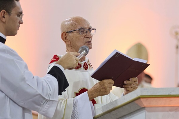 Padre Emérito José Mangueira celebra 92 anos de aniversário e recebe homenagens da Matriz de Sant’Ana e da Diocese de Cajazeiras padre - Padre Emérito José Mangueira celebra 92 anos de aniversário e recebe homenagens da Matriz de Sant’Ana e da Diocese de Cajazeiras