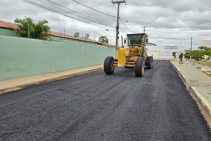 Prefeitura de Sousa inicia asfaltamento no bairro José Lins do Rêgo ss 700x470 - Prefeitura de Sousa inicia asfaltamento no bairro José Lins do Rêgo