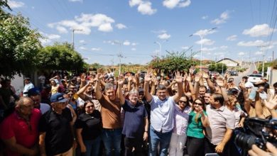 João Azevêdo intensifica agenda no interior e é recebido por apoiadores em caminhada ao lado do prefeito Thially e do deputado Júnior Araújo em Vieirópolis vieiropolisjoao 390x220 - João Azevêdo intensifica agenda no interior e é recebido por apoiadores em caminhada ao lado do prefeito Thially e do deputado Júnior Araújo em Vieirópolis