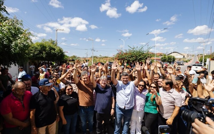 João Azevêdo intensifica agenda no interior e é recebido por apoiadores em caminhada ao lado do prefeito Thially e do deputado Júnior Araújo em Vieirópolis vieiropolisjoao - João Azevêdo intensifica agenda no interior e é recebido por apoiadores em caminhada ao lado do prefeito Thially e do deputado Júnior Araújo em Vieirópolis