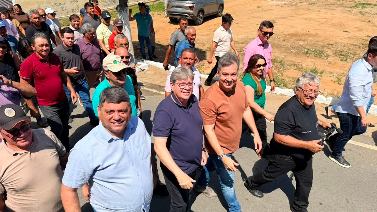 João Azevêdo intensifica agenda no interior e é recebido por apoiadores em caminhada ao lado do prefeito Thially e do deputado Júnior Araújo em Vieirópolis vieiropolisjoao2 - João Azevêdo intensifica agenda no interior e é recebido por apoiadores em caminhada ao lado do prefeito Thially e do deputado Júnior Araújo em Vieirópolis